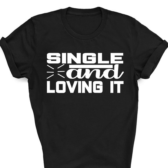single and loving it Funny Shirt Graphic Tee Unis